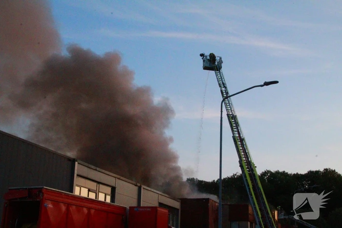 Veel brandweer eenheden ingezet voor brand in bedrijfspand