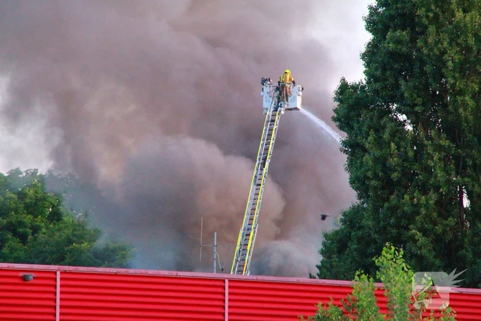 Veel brandweer eenheden ingezet voor brand in bedrijfspand