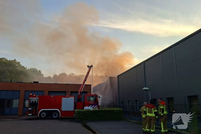 Veel brandweer eenheden ingezet voor brand in bedrijfspand