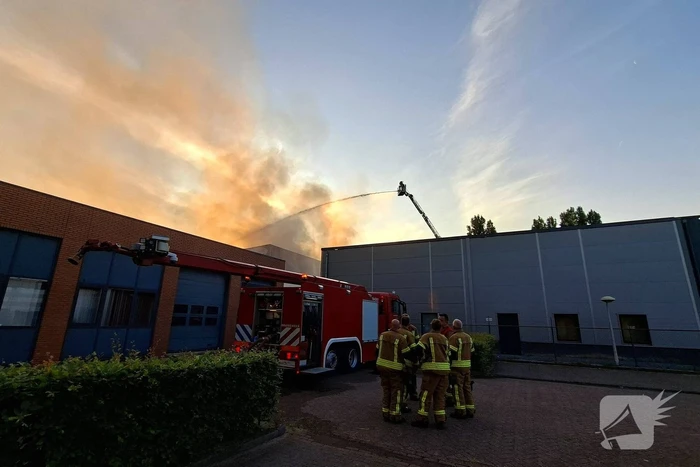 Veel brandweer eenheden ingezet voor brand in bedrijfspand