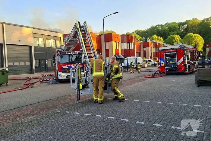 Veel brandweer eenheden ingezet voor brand in bedrijfspand