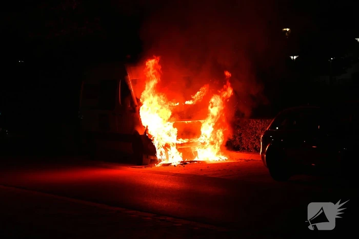 Bedrijfsbus gaat in vlammen op