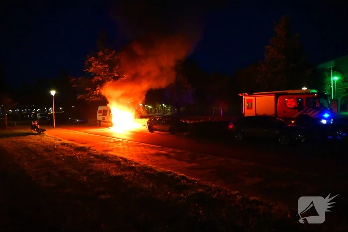 Bedrijfsbus gaat in vlammen op