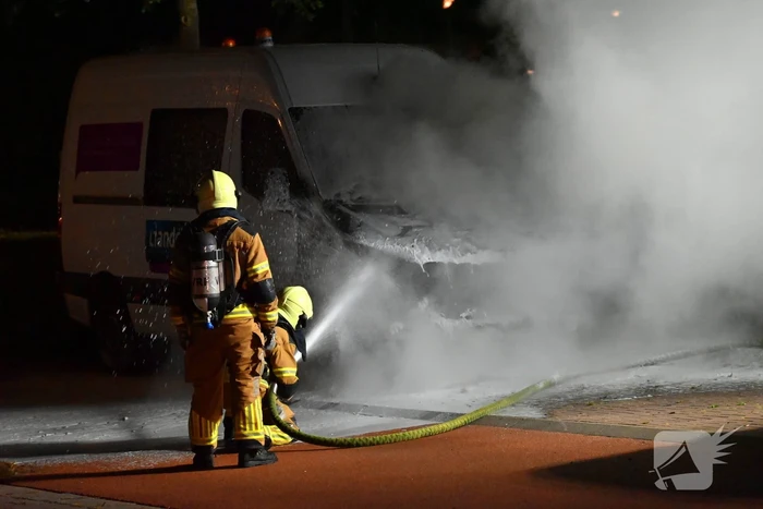 Bedrijfsbus gaat in vlammen op