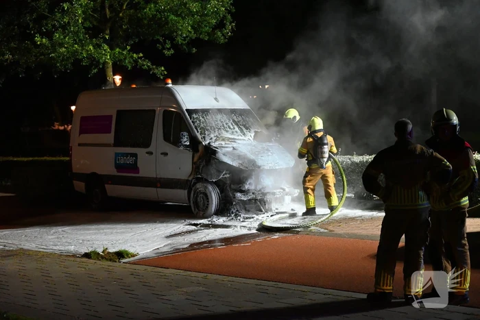 Bedrijfsbus gaat in vlammen op