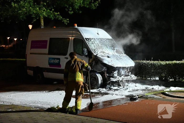 Bedrijfsbus gaat in vlammen op