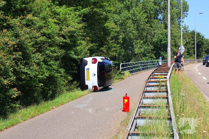 Voertuig belandt op zijkant op fietspad