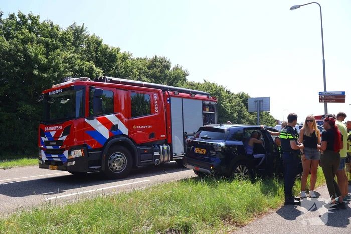 Voertuig belandt op zijkant op fietspad