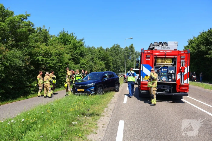 Voertuig belandt op zijkant op fietspad