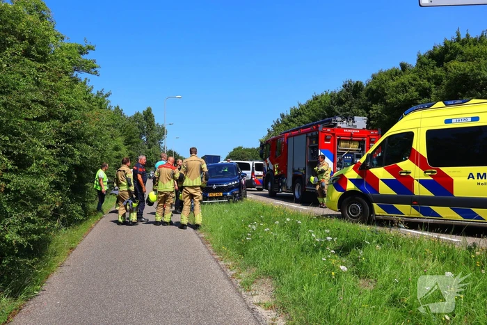 Voertuig belandt op zijkant op fietspad