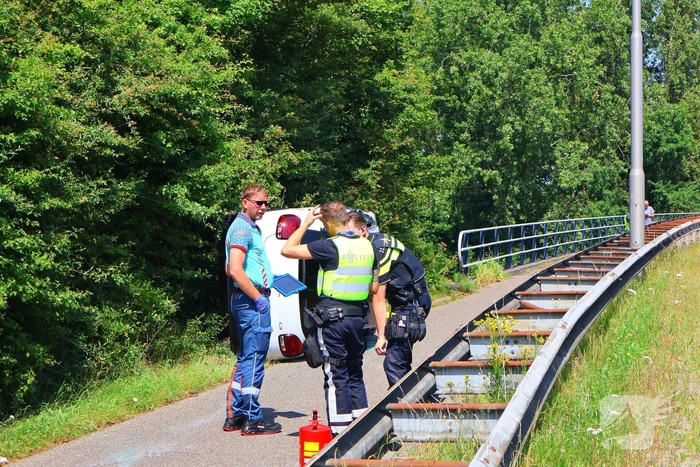 Voertuig belandt op zijkant op fietspad