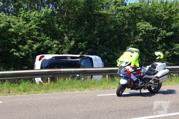 Voertuig belandt op zijkant op fietspad