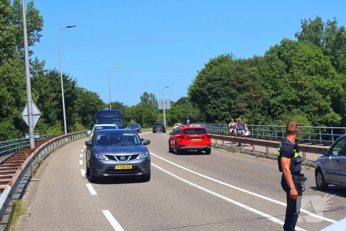 Voertuig belandt op zijkant op fietspad