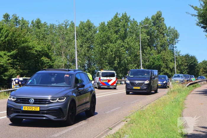 Voertuig belandt op zijkant op fietspad