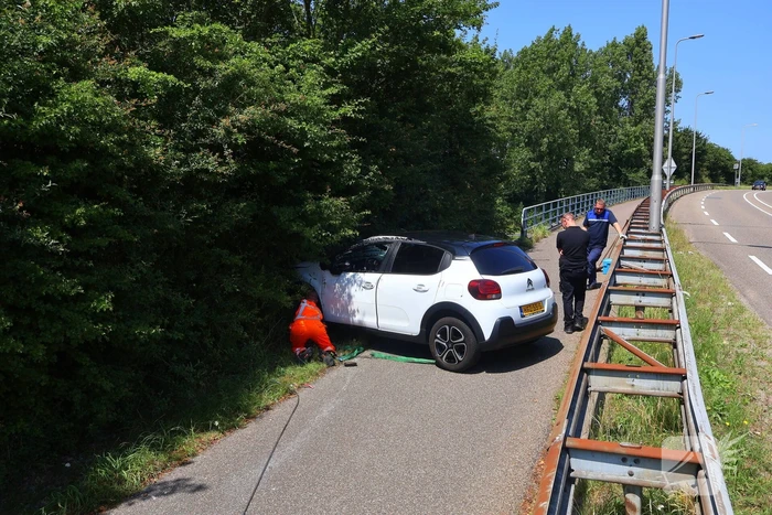 Voertuig belandt op zijkant op fietspad
