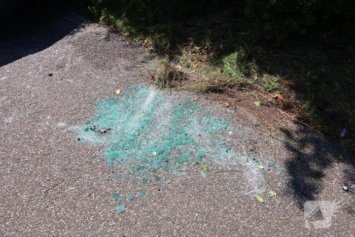 Voertuig belandt op zijkant op fietspad