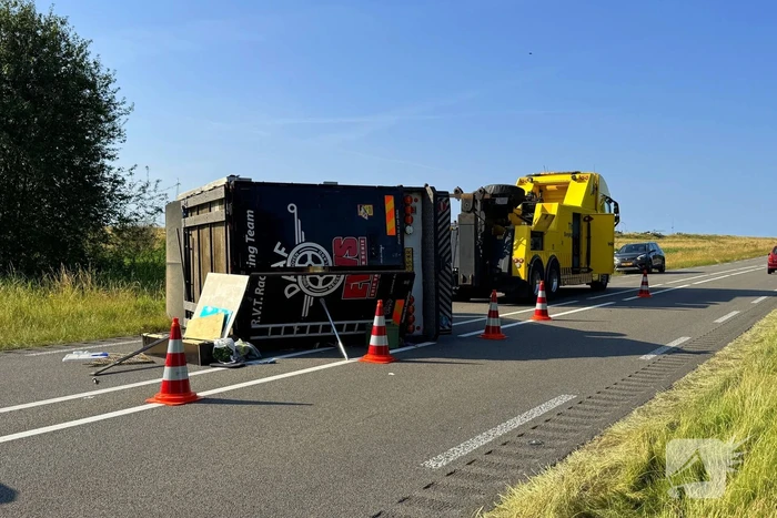 Vrachtwagen kantelt na slip