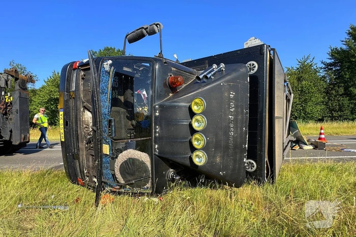 Vrachtwagen kantelt na slip