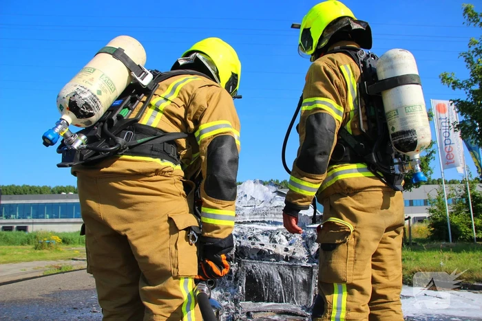 Auto verwoest door felle brand