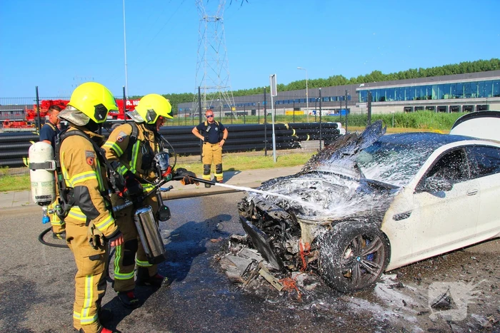 Auto verwoest door felle brand