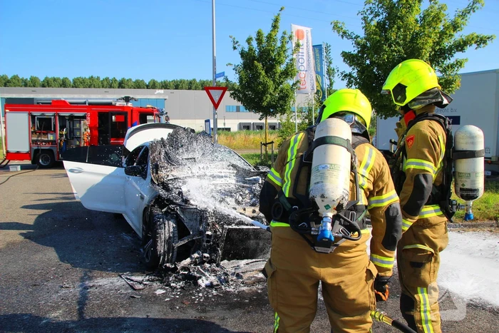 Auto verwoest door felle brand