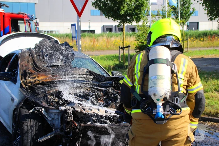 Auto verwoest door felle brand
