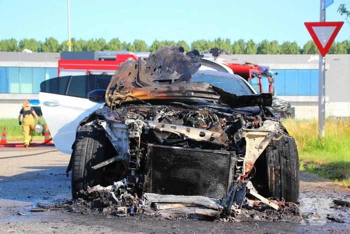 Auto verwoest door felle brand