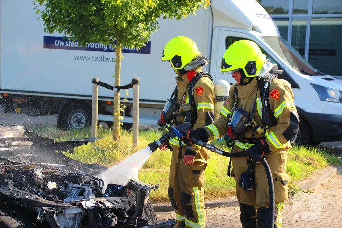 Auto verwoest door felle brand