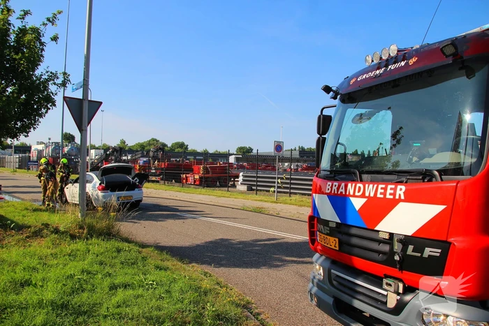 Auto verwoest door felle brand