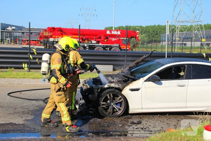 Auto verwoest door felle brand