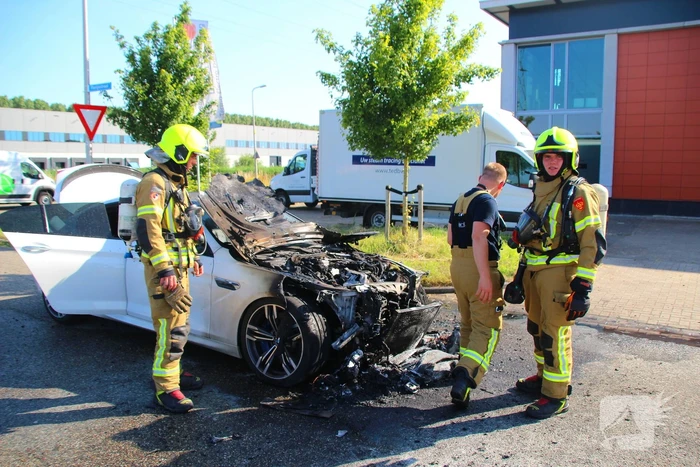 Auto verwoest door felle brand