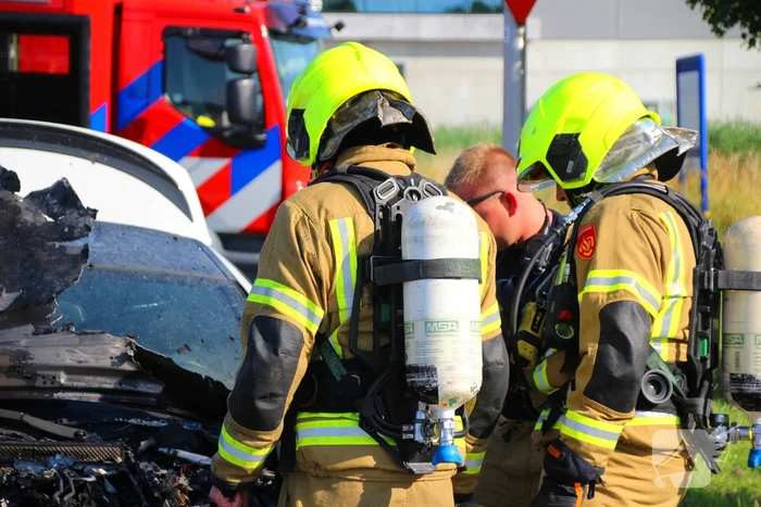 Auto verwoest door felle brand