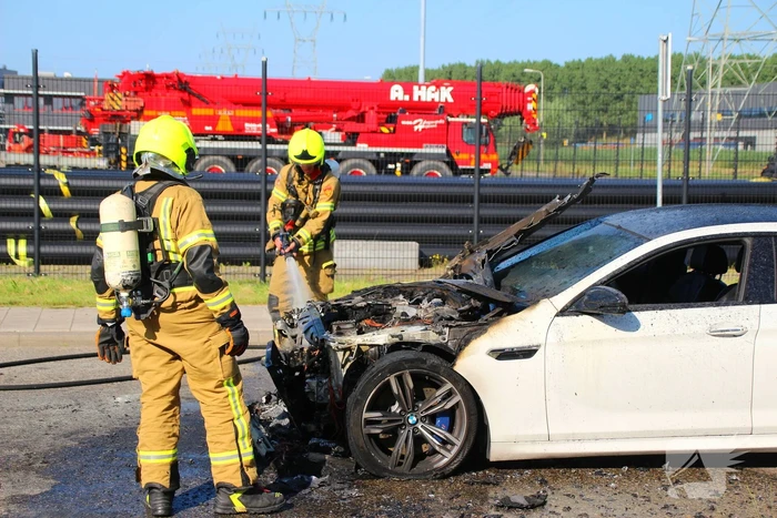 Auto verwoest door felle brand