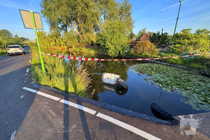 Voertuig belandt in water