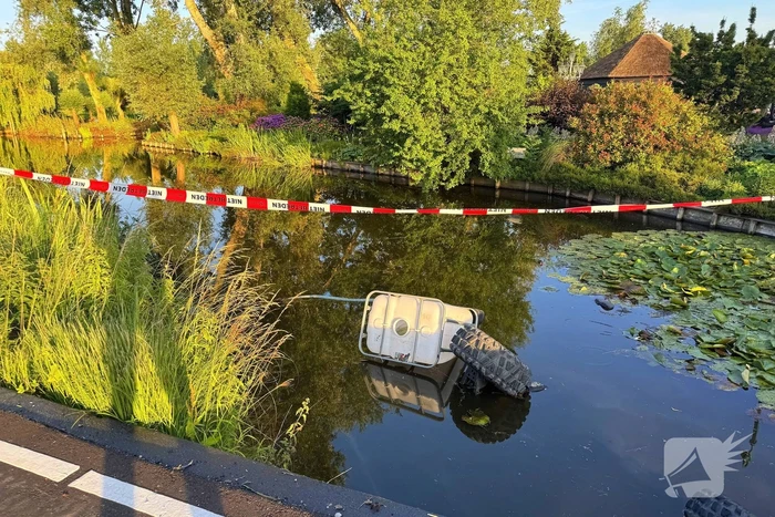 Voertuig belandt in water