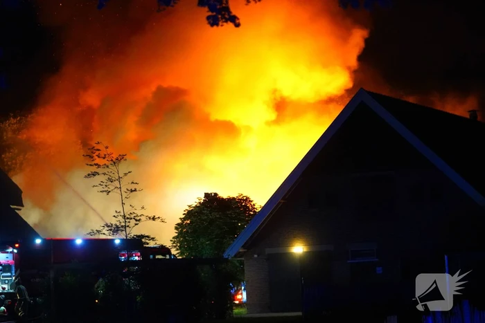 Uitslaande brand verwoest pand op terrein