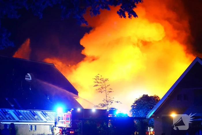 Uitslaande brand verwoest pand op terrein