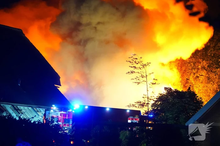 Uitslaande brand verwoest pand op terrein