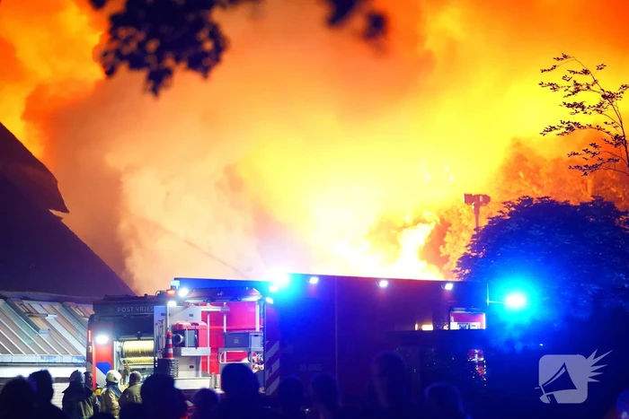 Uitslaande brand verwoest pand op terrein