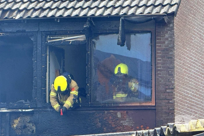 Brand verwoest drie woningen en schuurtjes