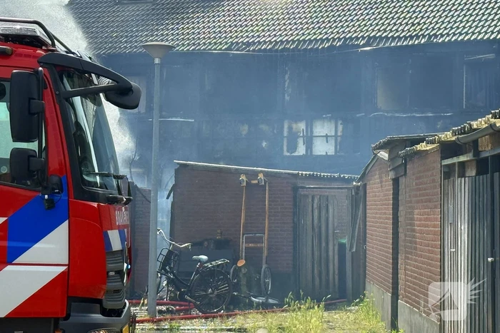 Brand verwoest drie woningen en schuurtjes