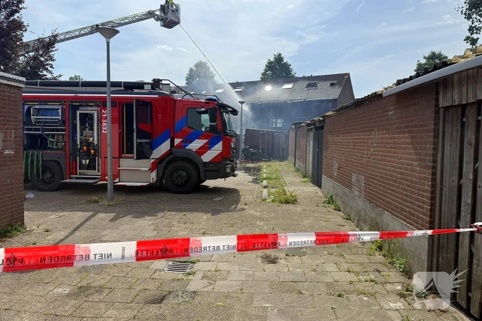 Brand verwoest drie woningen en schuurtjes