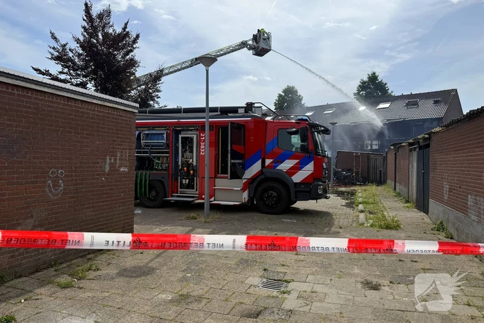 Brand verwoest drie woningen en schuurtjes