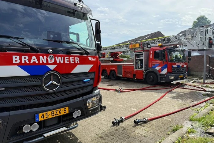 Brand verwoest drie woningen en schuurtjes