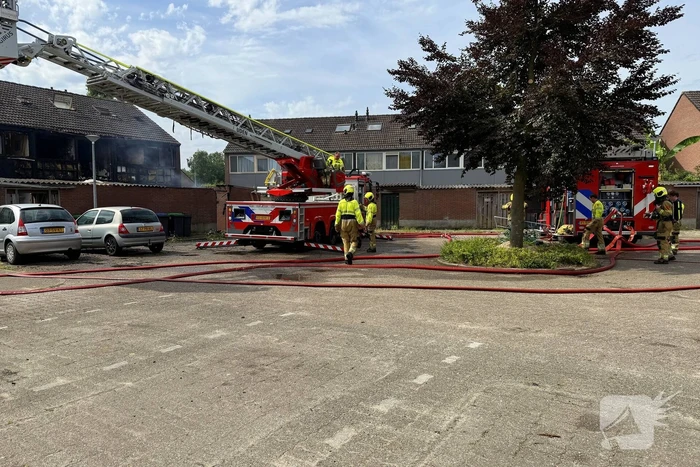 Brand verwoest drie woningen en schuurtjes