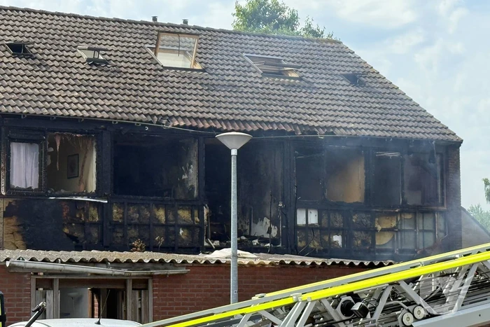Brand verwoest drie woningen en schuurtjes