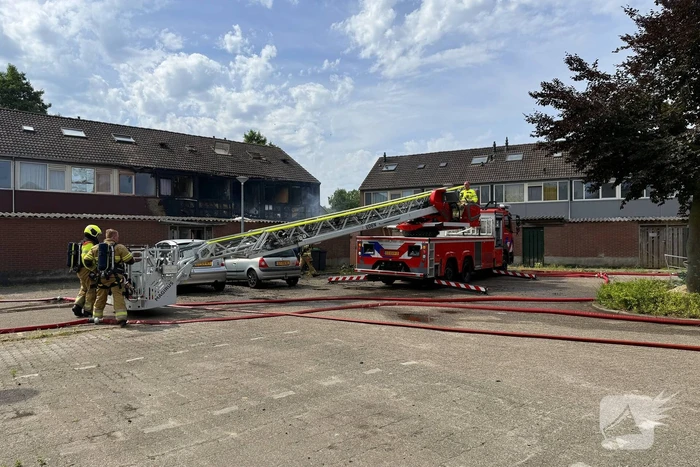 Brand verwoest drie woningen en schuurtjes