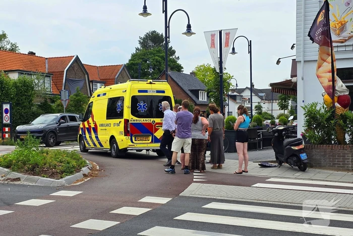 Scooterrijdster gewond bij aanrijding met auto