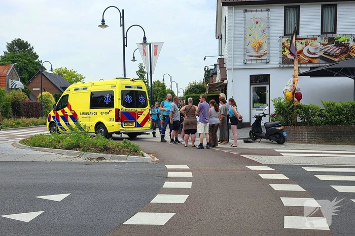 Scooterrijdster gewond bij aanrijding met auto