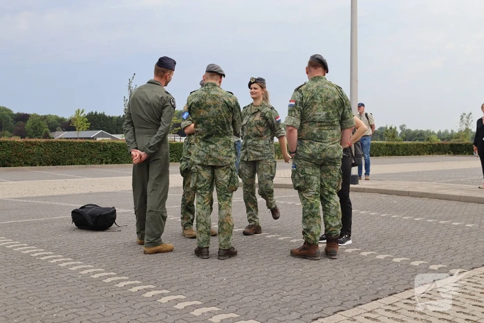 Meerdere helikopter landen op oud vliegveld Valkenburg